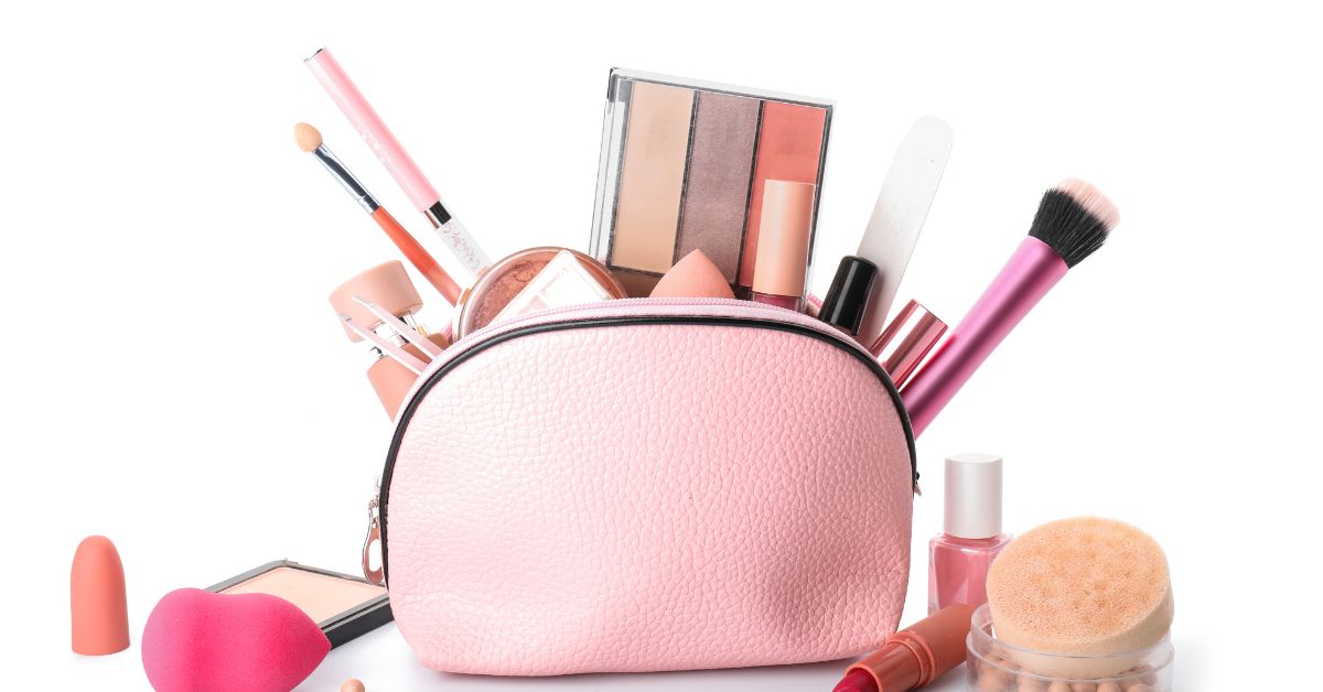 How to Pack Makeup for Travel Depending on Your Style!
